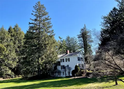 549 Croton Lake Rd, Mount Kisco, NY 10549