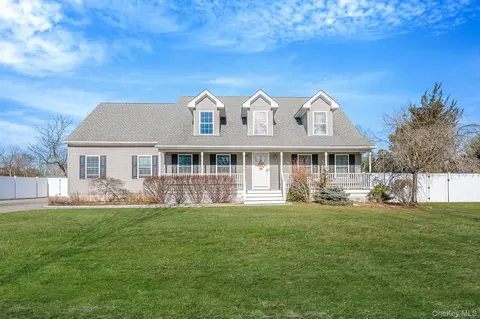 4 Danamarie Ln, Patchogue, NY 11772