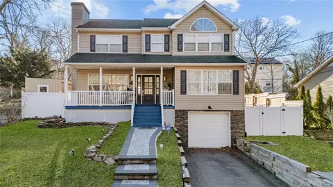 62 Sunburst Dr, Rocky Point, NY 11778
