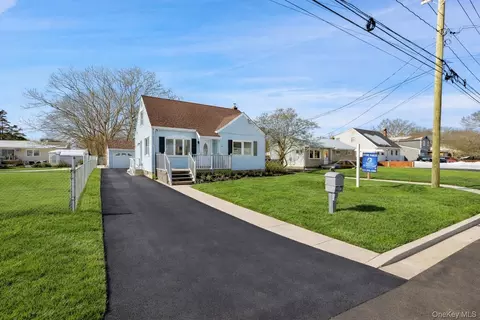 182 Lexington Rd, Shirley, NY 11967