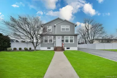 116 15th Ave, West Babylon, NY 11704