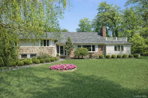 6 Luquer Rd, North Hempstead, NY 11030
