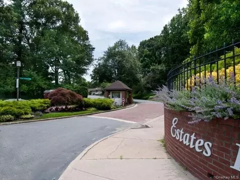 254 Estates Ter, North Hempstead, NY 11030