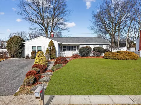 29 Rush St, Port Jefferson Station, NY 11776