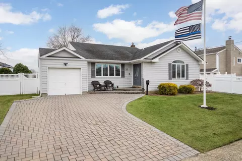 525 Roosevelt Ave, Massapequa Park, NY 11762