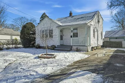 12 Charles St, Bay Shore, NY 11706