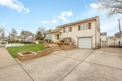 49 Amherst Dr, Massapequa, NY 11758