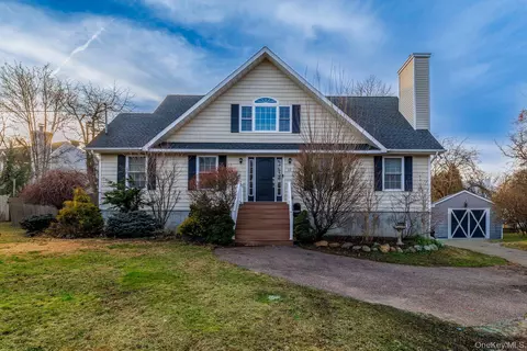 12 Summit St, Brookhaven, NY 11772