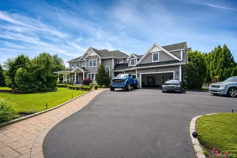 30 Hampton Dr, Center Moriches, NY 11934