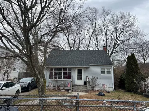 25 Gores Dr, Mastic, NY 11950