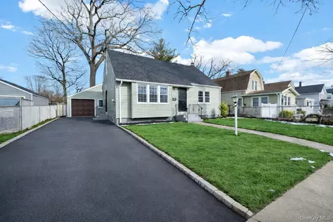 450 Rhodes Ln, West Hempstead, NY 11552