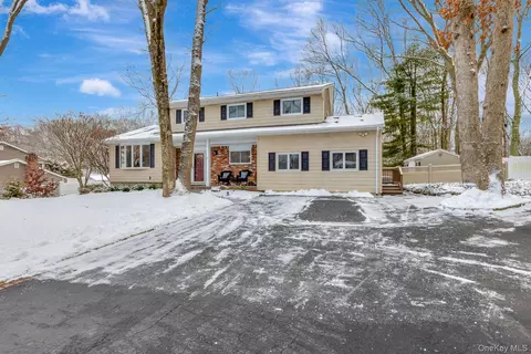 25 Sheryl Cres, Smithtown, NY 11787