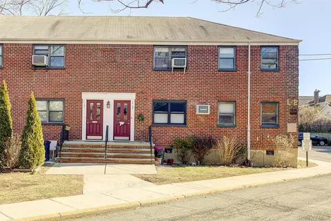17-83 166th St #UPPER, Whitestone, NY 11357