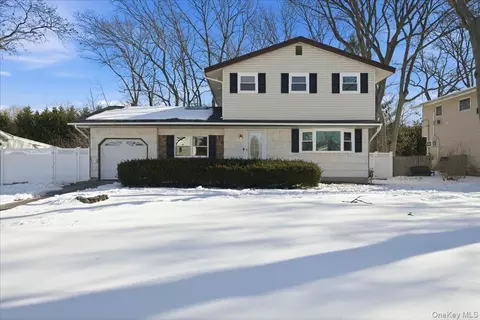 3 Adrienne Ct, Hauppauge, NY 11788