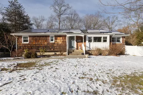 49 Lexington Ave, Smithtown, NY 11787