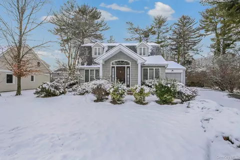 95 Oakdale Ln, North Hempstead, NY 11577