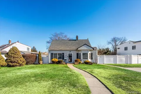 57 Pond Ln, Levittown, NY 11756