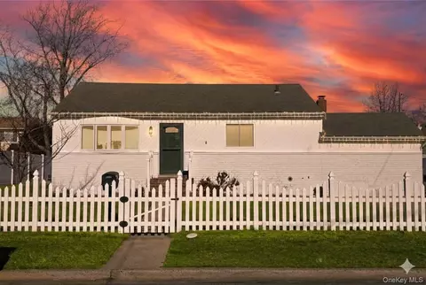 6 E Kissimee Rd, Lindenhurst, NY 11757