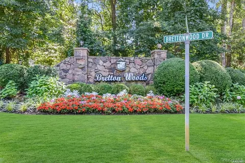 852 Skyline Dr, Coram, NY 11727