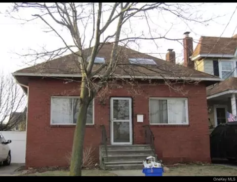 35 W Seaman Ave, Freeport, NY 11520