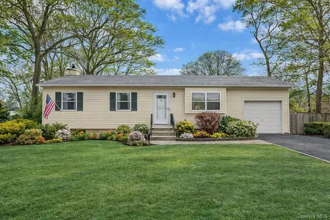 7 Poinsetta Ave, Middle Island, NY 11953