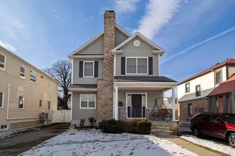 8424 252nd St, New York, NY 11426