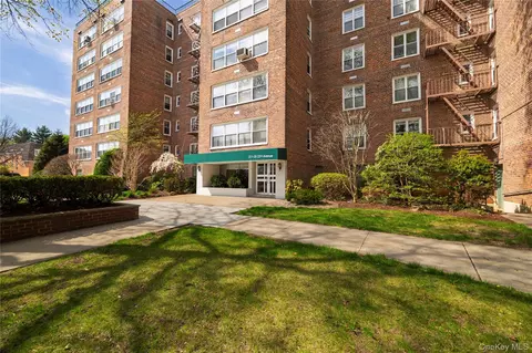 211-35 23 Ave #L1, Bayside, NY 11360