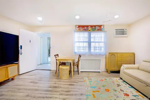 64-55 Springfield Blvd #6455, Oakland Gardens, NY 11364