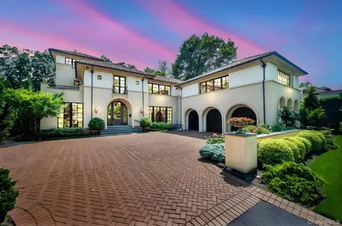 48 Nassau Dr, North Hempstead, NY 11021