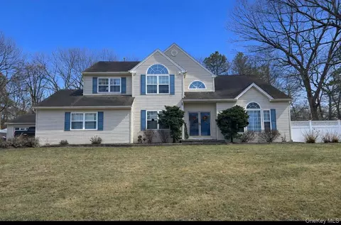 2 Daylilly Ct, Middle Island, NY 11953