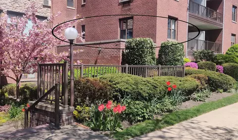 15 Hill Park Ave #1-L, North Hempstead, NY 11021