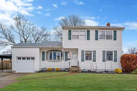 81 Hale St, Brentwood, NY 11717