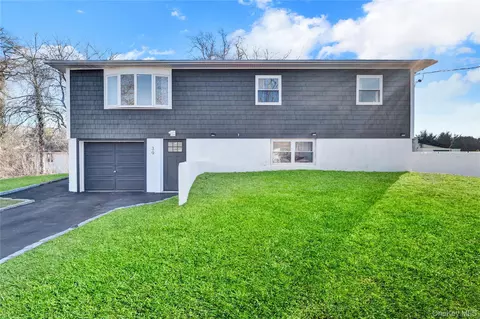 39 Roosevelt Blvd, Brookhaven, NY 11772