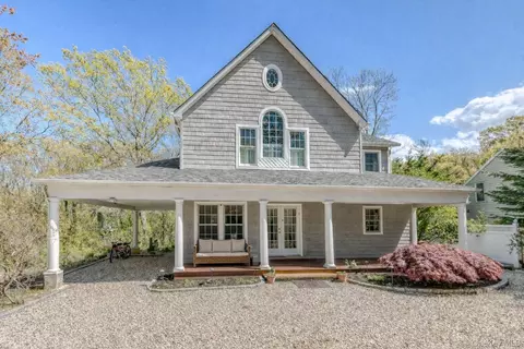 2 Walnut Ave, Setauket, NY 11733