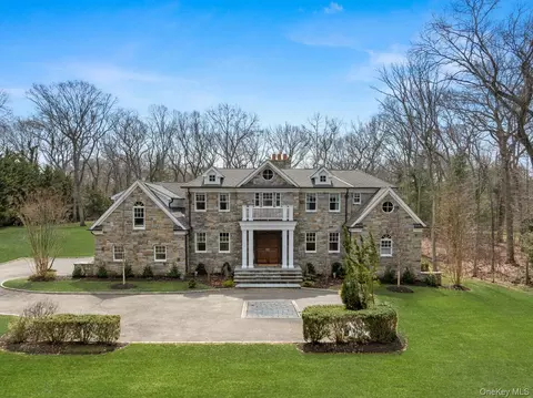 27 Victorian Ln, Glen Head, NY 11545