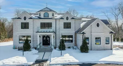 26 Saint Andrews Ct, North Hempstead, NY 11568