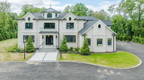 26 Saint Andrews Ct, North Hempstead, NY 11568