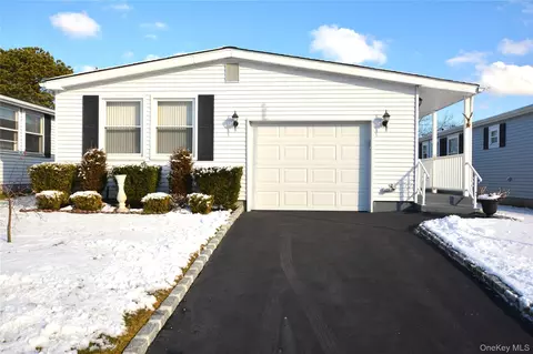 82 Village Cir W, Manorville, NY 11949