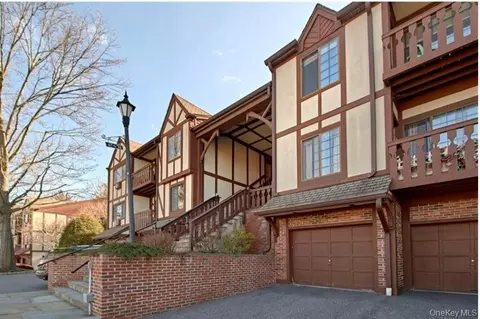 72 Foxwood Cir, Mount Kisco, NY 10549