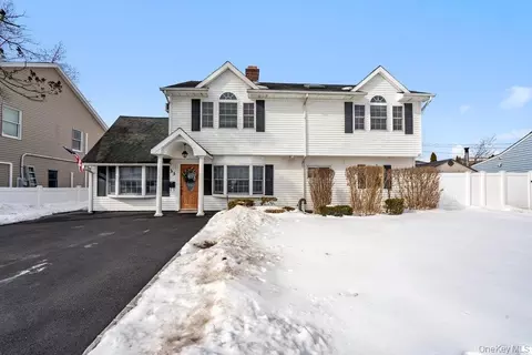 33 Skylark Ln, Levittown, NY 11756