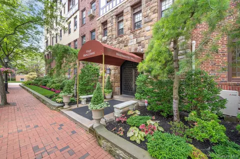4 Maple Dr #1J, North Hempstead, NY 11021