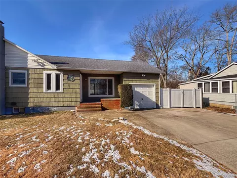 20 Bogota Rd, Mastic Beach, NY 11951