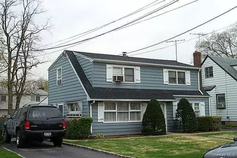 12 Park Ave, North Hempstead, NY 11040