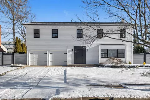 26 Roseanne Dr, Woodbury, NY 11797