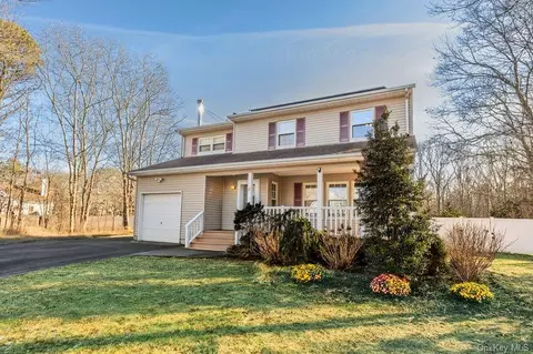4 Sheila Ct, Manorville, NY 11949