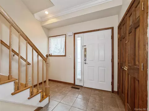 Entry Way - 43 Aveonis Ct, Fishkill, NY 12524 photo 2 of 4