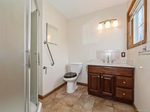 Bath - 43 Aveonis Ct, Fishkill, NY 12524 photo 4 of 7