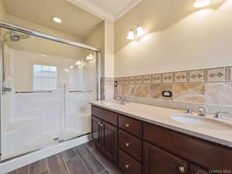 Bath - 43 Aveonis Ct, Fishkill, NY 12524 photo 3 of 7