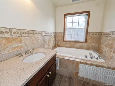 Bath - 43 Aveonis Ct, Fishkill, NY 12524 photo 2 of 7