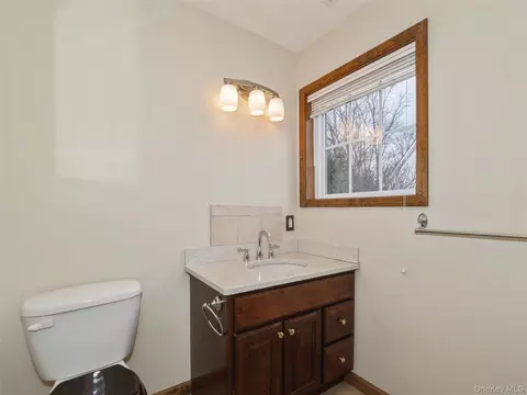 Bath - 43 Aveonis Ct, Fishkill, NY 12524 photo 5 of 7